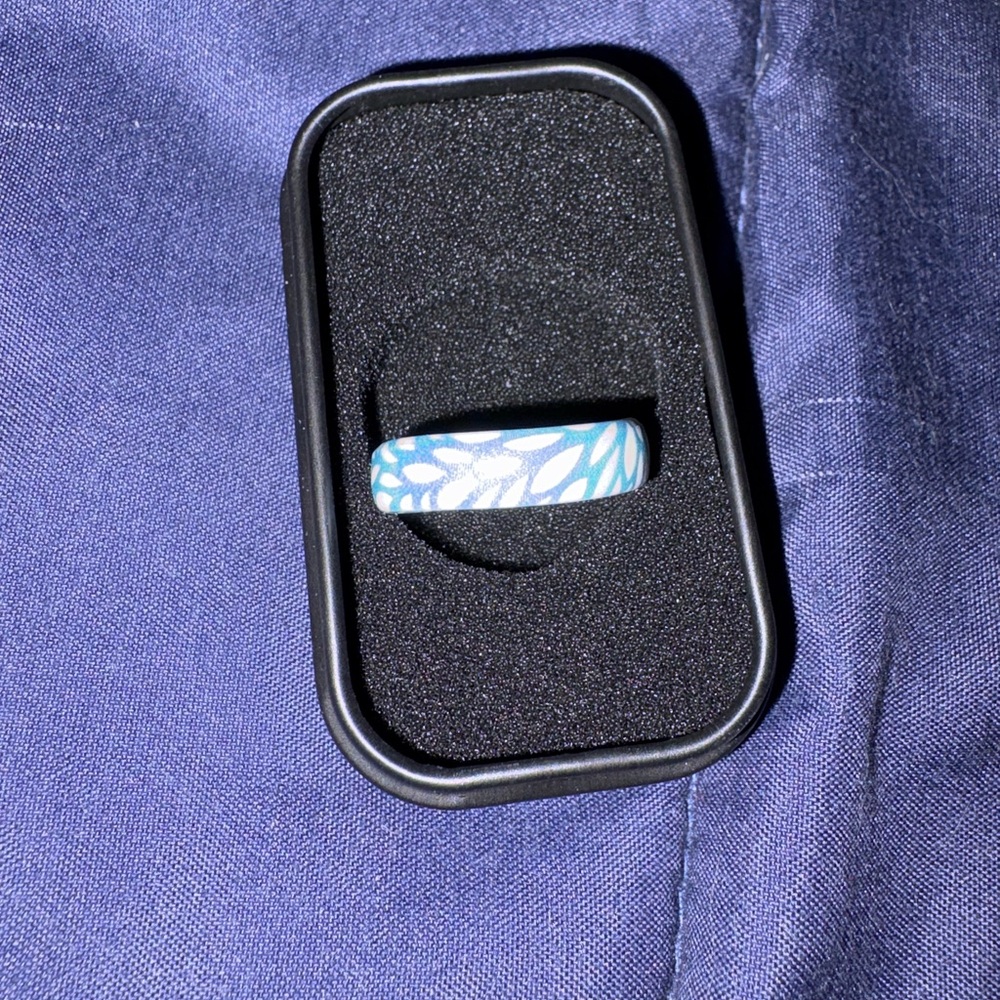 Elegant Blue and White Patterned Ring